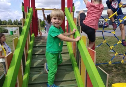 Nowy plac zabaw przy hali widowiskowo-sportowej