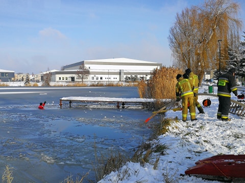 Ćwiczenia na zamarzniętym akwenie wodnym przy ul. Sportowej
