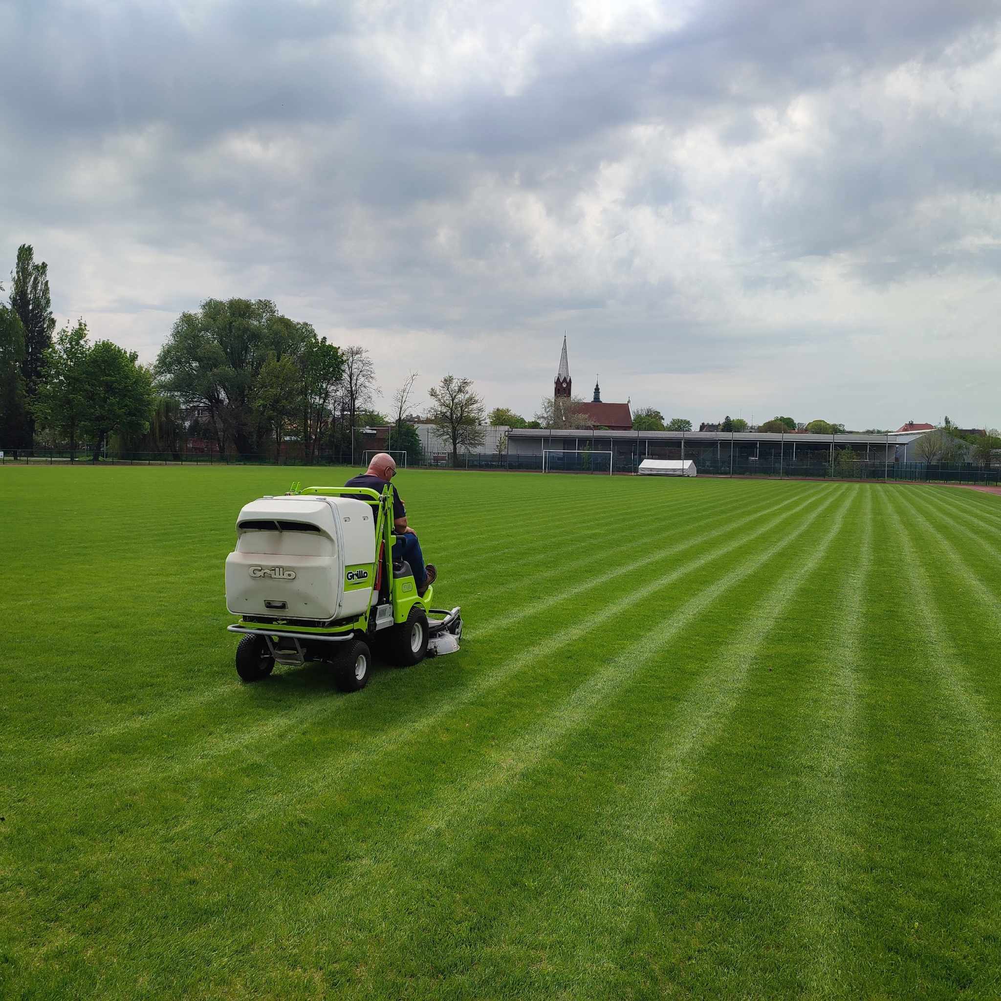 Płyta główna stadionu miejskiego przygotowana na kolejne mecze ligowe