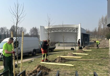 Nowa inwestycja Projekt Kępno w OZE to nie tylko nowoczesna instalacja fotowoltaiczna, ale po przygotowaniu terenu pod inwestycje również realizacja nasadzeń zastępczych